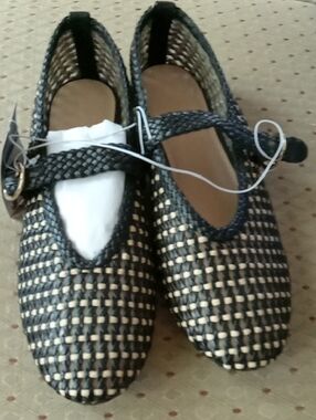 Universal Thread - Women’s Noemi Flats with Memory Foam Insole - Univ Black